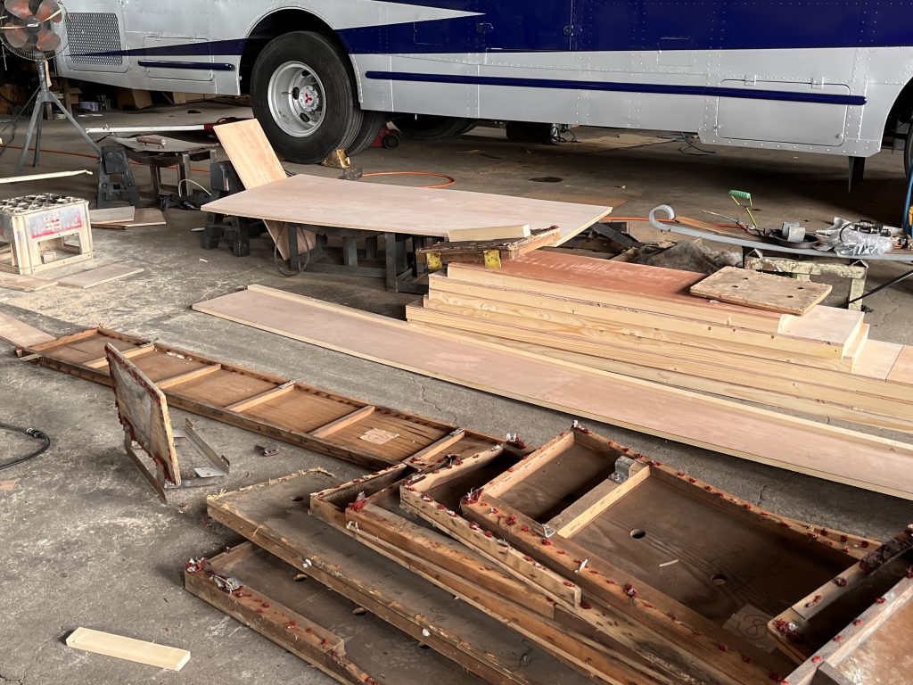 令和に復活！1963年製の3軸バス「MR430」 旭川電気軌道株式会社